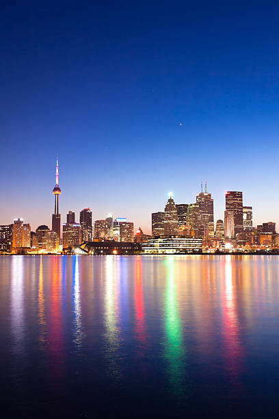 торонто skyline в ночь - toronto skyline cn tower night стоковые фото и изображения