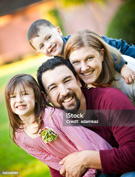 Feliz Família Jovem - Fotografias de stock e mais imagens de Dia da Mãe - Dia da Mãe, 2-3 Anos, 4-5 Anos