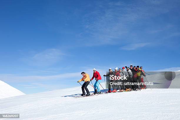 Photo libre de droit de Ski Grand Groupe De Personnes banque d'images et plus d'images libres de droit de Dolomites - Dolomites, Activité, Adulte
