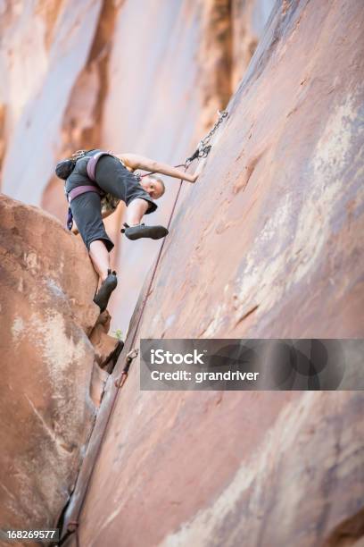 Mujer Joven En Un Escalador De Roca Arenisca Cliff Foto de stock y más banco de imágenes de Acantilado - Acantilado, Actividad, Actividades recreativas