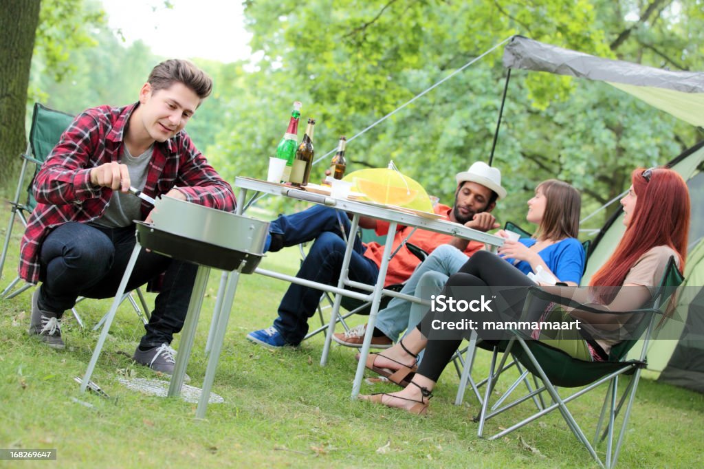 Felizes amigos em um acampamento de viagem - Foto de stock de 20-24 Anos royalty-free