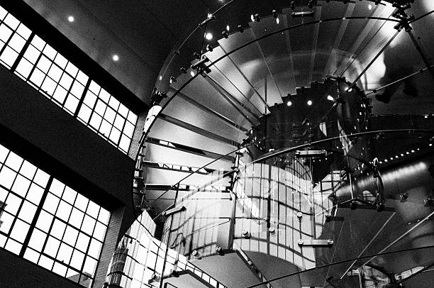pessoas no vidro staircase.black e branco. - escalator shopping mall shopping transparent imagens e fotografias de stock