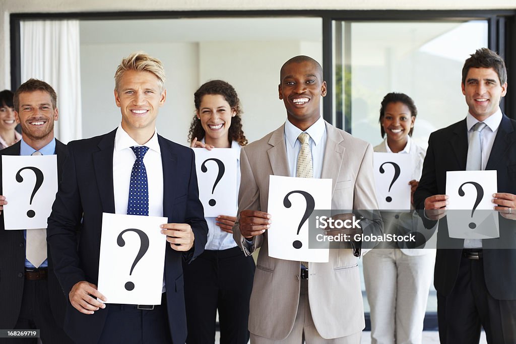 team di Business con punto interrogativo le indicazioni - Foto stock royalty-free di Abbigliamento formale