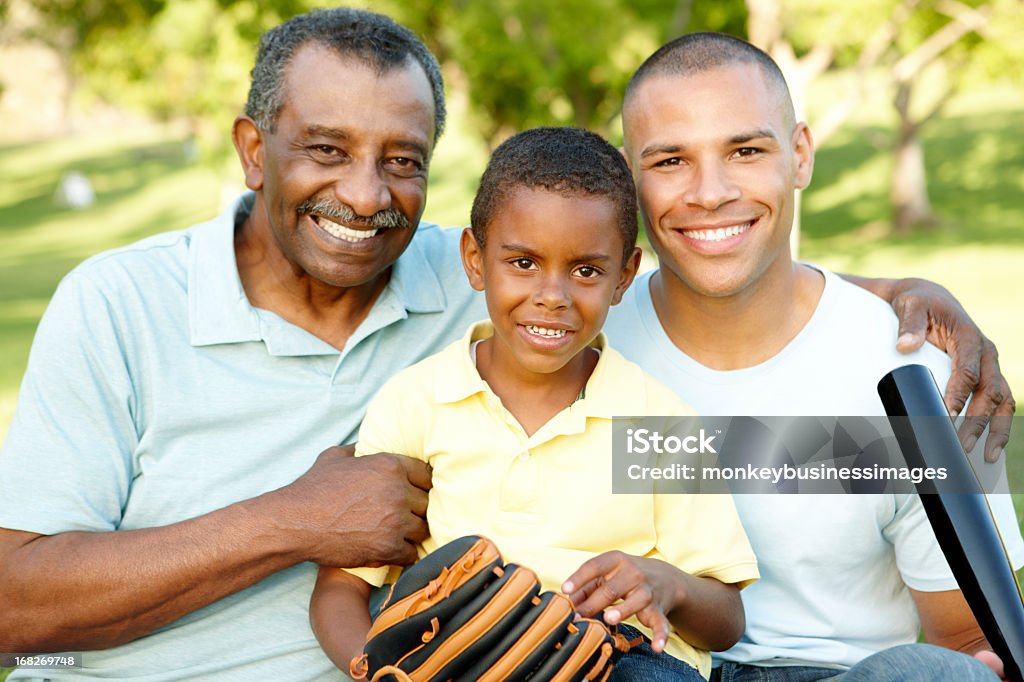 African American nonno, Padre e figlio giocare a Baseball - Foto stock royalty-free di Baseball