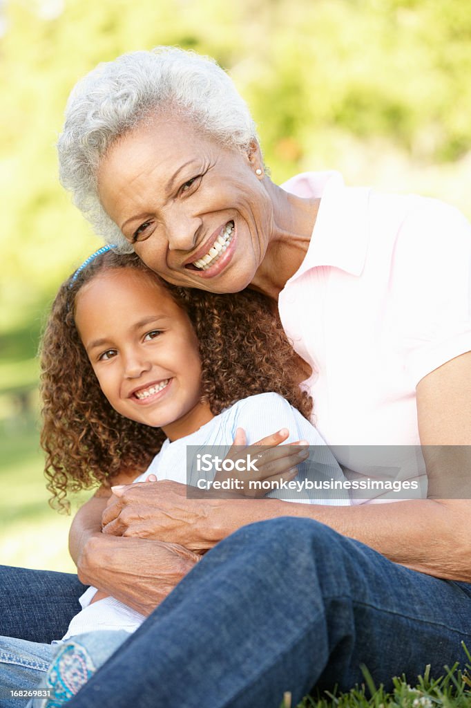 African American nonna e nipote nel parco - Foto stock royalty-free di Nonna