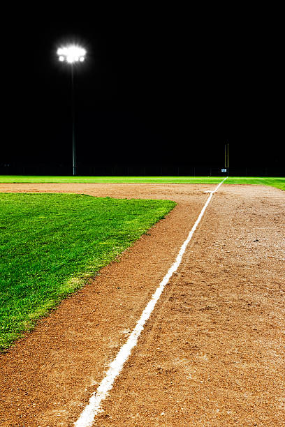 campo de basebol à noite - baseball diamond flash imagens e fotografias de stock