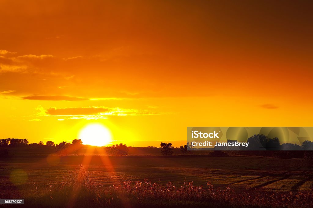 燃えるような赤い夕日の田舎にアメリカ中西部 - Horizonのロイヤリティフリーストックフォト