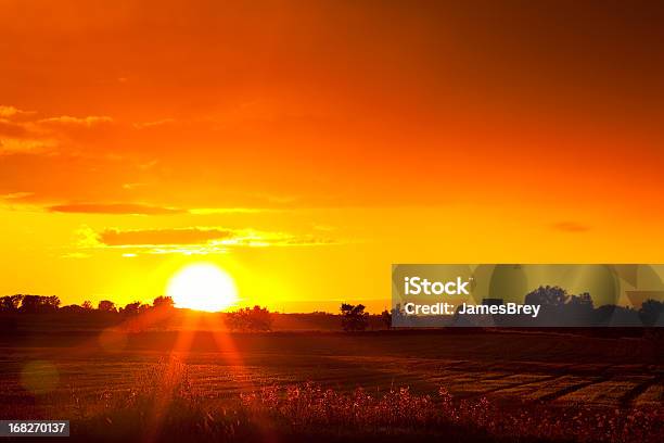 燃えるような赤い夕日の田舎にアメリカ中西部 - Horizonのストックフォトや画像を多数ご用意 - Horizon, アメリカ中西部, アメリカ合衆国