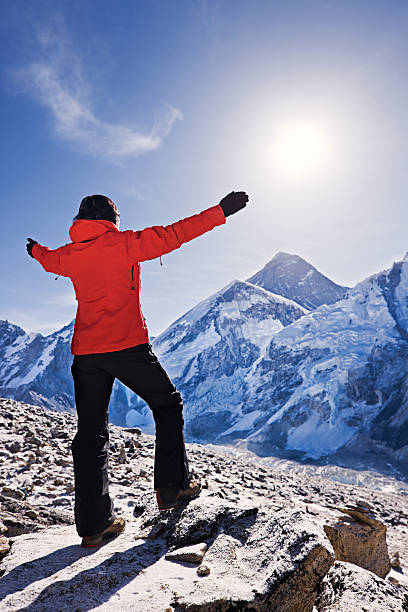 nascer do sol sobre o monte everest, himalaya, nepal - kala pattar imagens e fotografias de stock