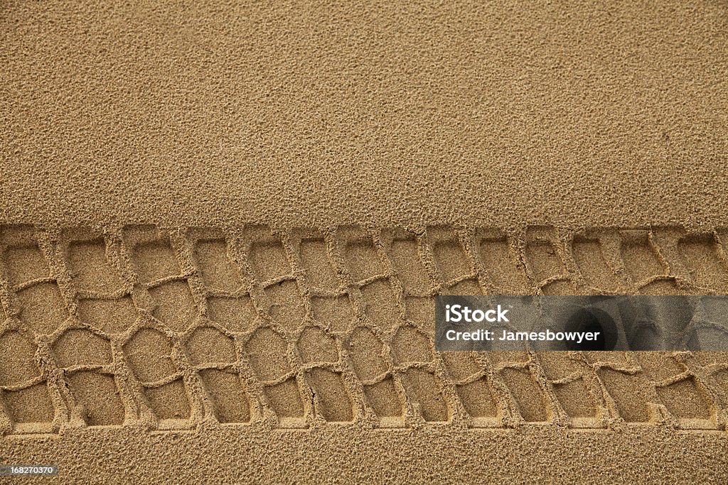 Neumáticos pista en la arena - Foto de stock de Rastro de Vehículo libre de derechos
