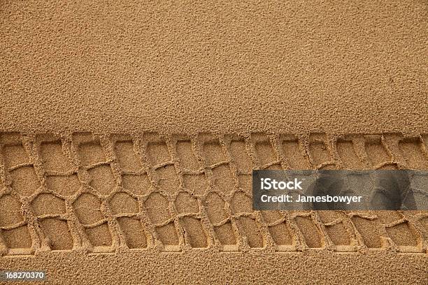 Pista Pneumatici Nella Sabbia - Fotografie stock e altre immagini di Traccia di pneumatico - Traccia di pneumatico, Sabbia, Arte