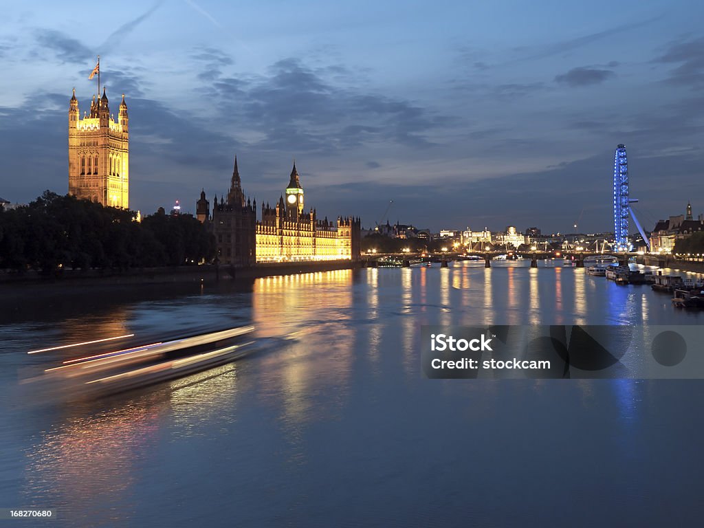 Casas del Parlamento y el Big Ben en Londres al anochecer - Foto de stock de Agua libre de derechos