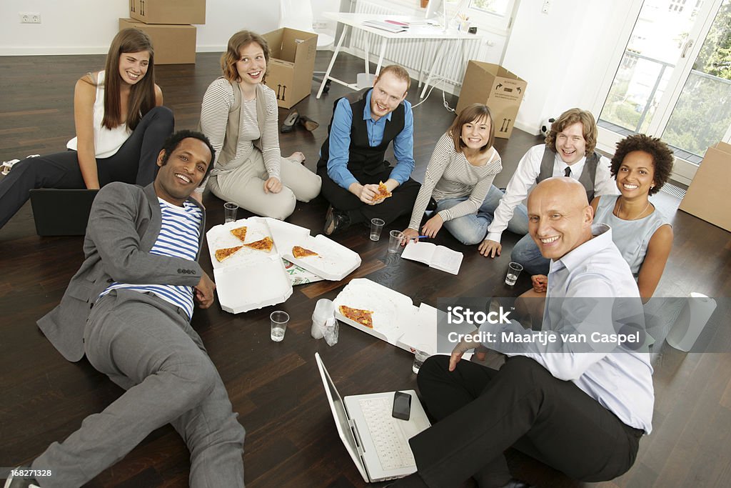 スタートアップビジネスランチミーティング、 - 床に座るのロイヤリティフリーストックフォト