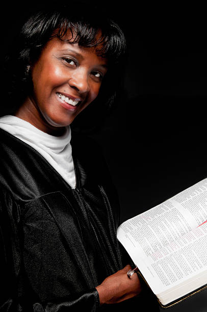 Femme afro-américaine Pastor isolé sur noir - Photo