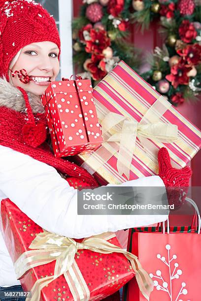 Weihnachtsshopping Stockfoto und mehr Bilder von 20-24 Jahre - 20-24 Jahre, Attraktive Frau, Blick in die Kamera