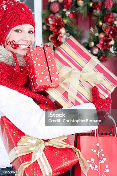 Compras De Navidad Foto de stock y más banco de imágenes de 20-24 años - 20-24 años, Actividades recreativas, Adulto