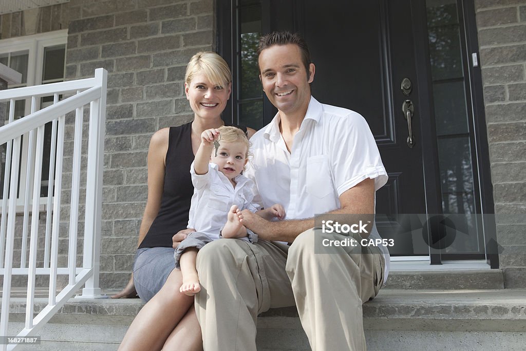 Bambino tenendo le chiavi della nuova casa di famiglia - Foto stock royalty-free di Ingresso principale