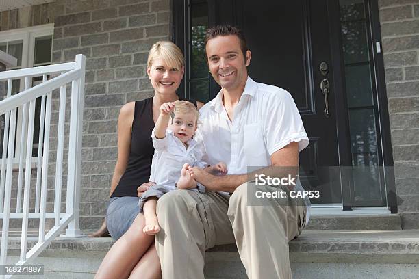 Bambino Tenendo Le Chiavi Della Nuova Casa Di Famiglia - Fotografie stock e altre immagini di Ingresso principale