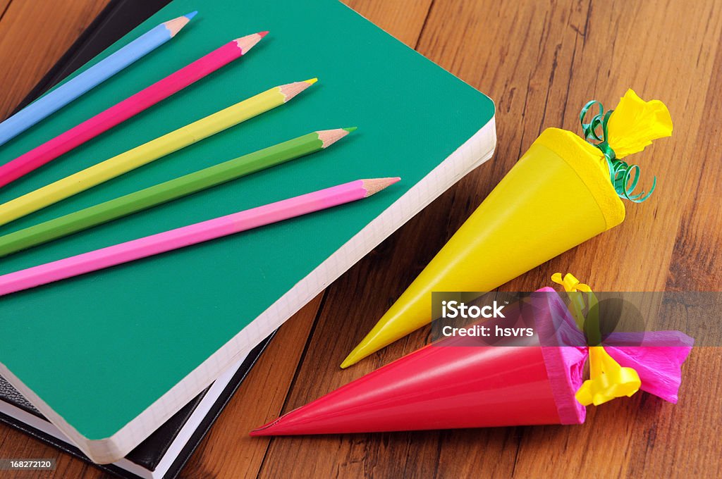Cono di caramelle con matite a scuola lavoro libro - Foto stock royalty-free di Cono di caramelle