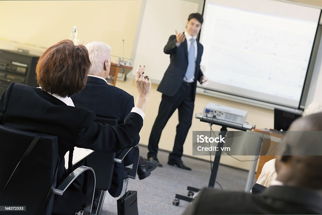 Vista traseira de adulto feminino aluno levantar a mão no seminário - Royalty-free Adulação Foto de stock