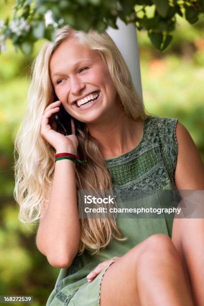 Giovane Ragazza Comunica Con Telefono Cellulare - Fotografie stock e altre immagini di Abbigliamento casual - Abbigliamento casual, Adolescente, Adulto