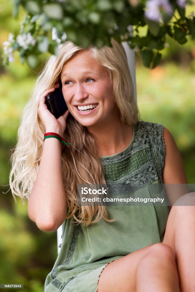 Jovem garota se comunicam com mobile celular - Foto de stock de Adolescente royalty-free
