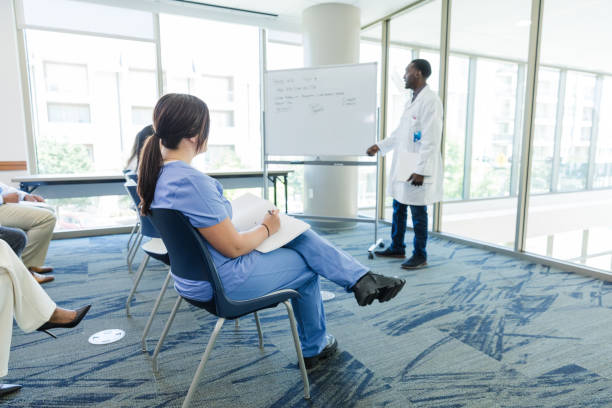 estudantes de medicina irreconhecíveis assistem a palestra de médico jovem adulto do sexo masculino - male black medical student mature student - fotografias e filmes do acervo