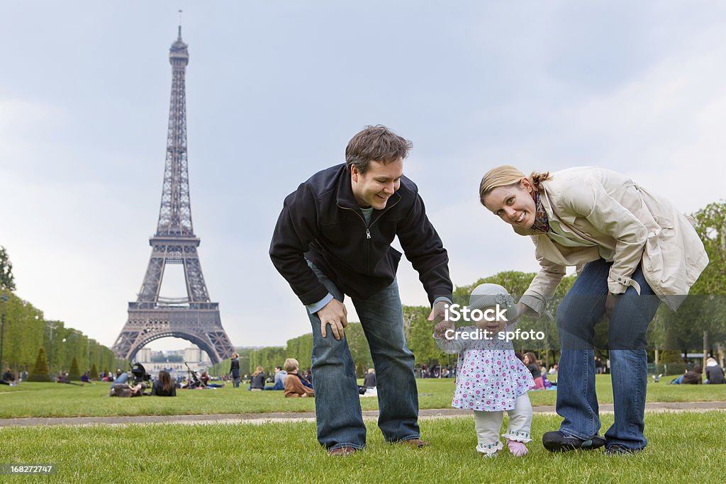 Família Jovem em Paris - Royalty-free Família Foto de stock