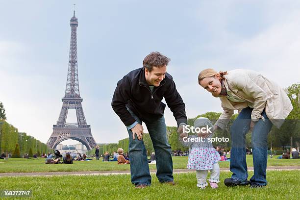Família Jovem Em Paris - Fotografias de stock e mais imagens de Família - Família, Torre Eiffel, Fotografia - Imagem