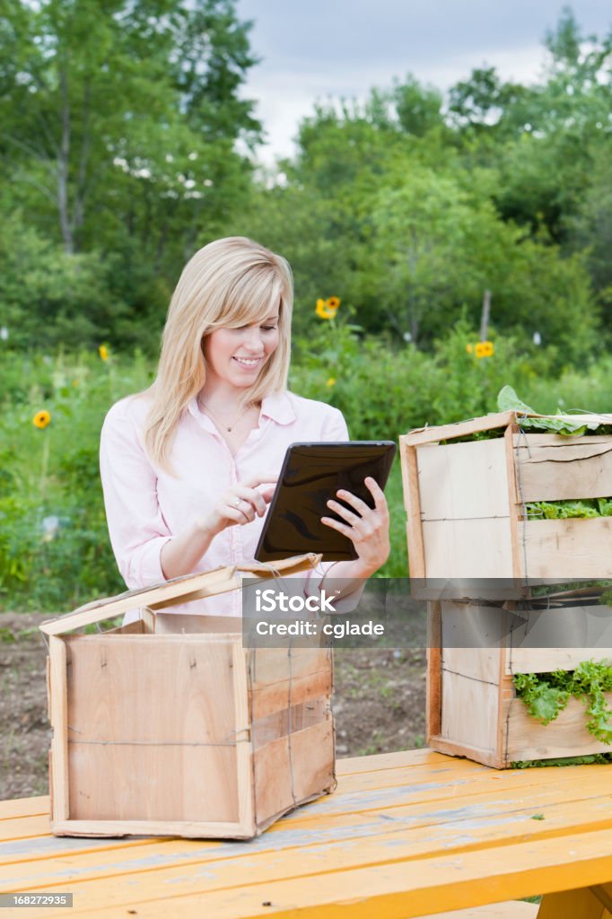 Mujer joven en la agricultura - Foto de stock de 20 a 29 años libre de derechos