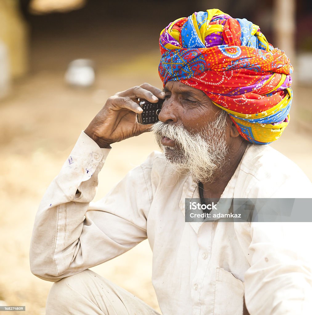 인도어 남자 휴대전화 - 로열티 프리 개념 스톡 사진