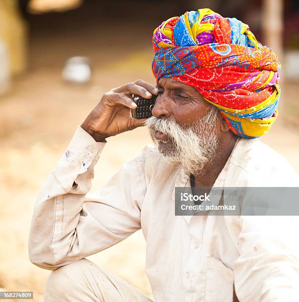 Homem Indiano No Telemóvel - Fotografias de stock e mais imagens de A usar um telefone - A usar um telefone, Adulto, Adulto maduro