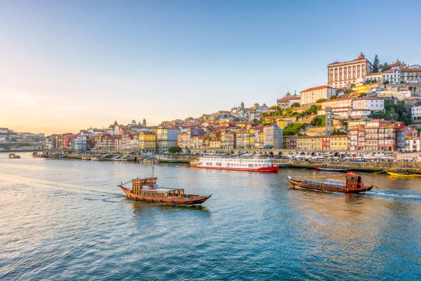 malerischer blick auf die stadt porto in portugal im warmen wintersonnenuntergang mit booten und dem fluss douro im vordergrund - tourism panoramas winter travel locations stock-fotos und bilder