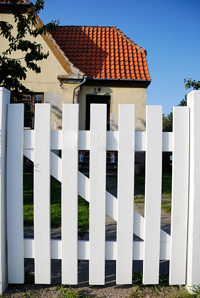 сад ворота перед типичные вилла с копенгаген, дания - denmark house villa detached house стоковые фото и изображения
