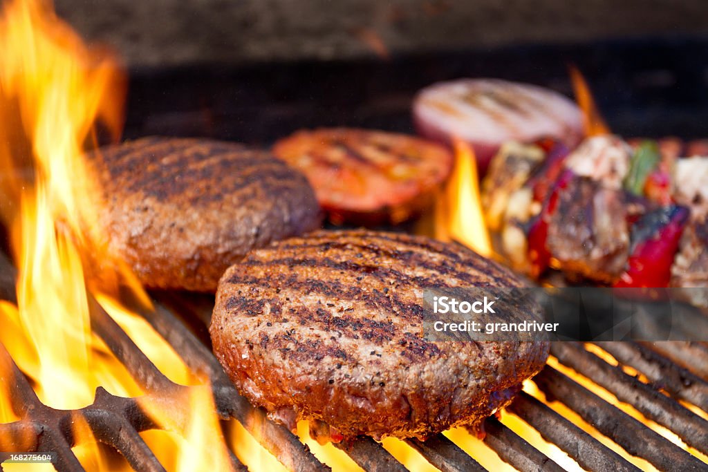 Shish Kebab di pollo e manzo con hamburger alla griglia, pomodoro, cipolla - Foto stock royalty-free di Hamburger