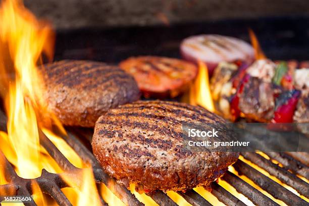 Shish Kebab Di Pollo E Manzo Con Hamburger Alla Griglia Pomodoro Cipolla - Fotografie stock e altre immagini di Hamburger