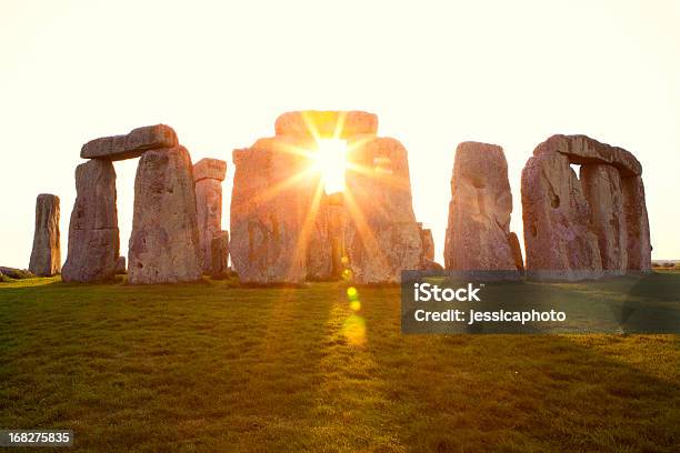 Dramatyczny Zachód Słońca Na Stonehenge Poziomej - zdjęcia stockowe i więcej obrazów Przesilenie letnie - Przesilenie letnie, Przesilenie zimowe, Stonehenge