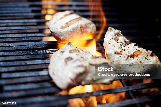 Tuńczyka Ahi Flaming Bbq Grill Na Świeżym Powietrzu - zdjęcia stockowe i więcej obrazów Barbecue