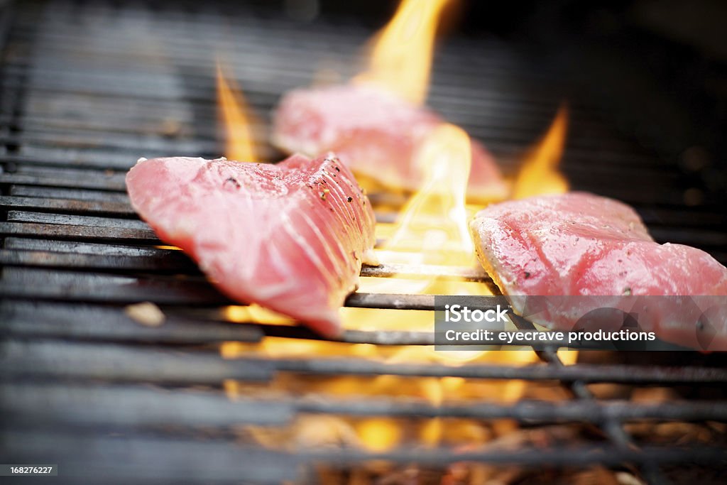 Atún Ahi en llamas barbacoa a la parrilla al aire libre - Foto de stock de Atún - Pescado libre de derechos
