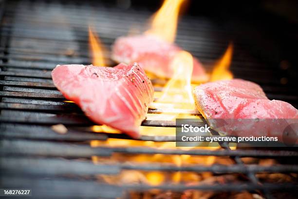Tonno Ahi E Il Flaming Grill Barbecue Allaperto - Fotografie stock e altre immagini di Tonno - Pesce - Tonno - Pesce, Griglia per barbecue, Alla griglia