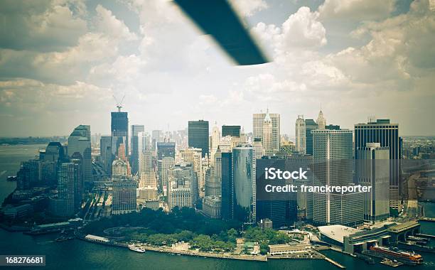 Vista Aérea De Manhattan El Centro De La Ciudad Desde Un Helicóptero Foto de stock y más banco de imágenes de Agua