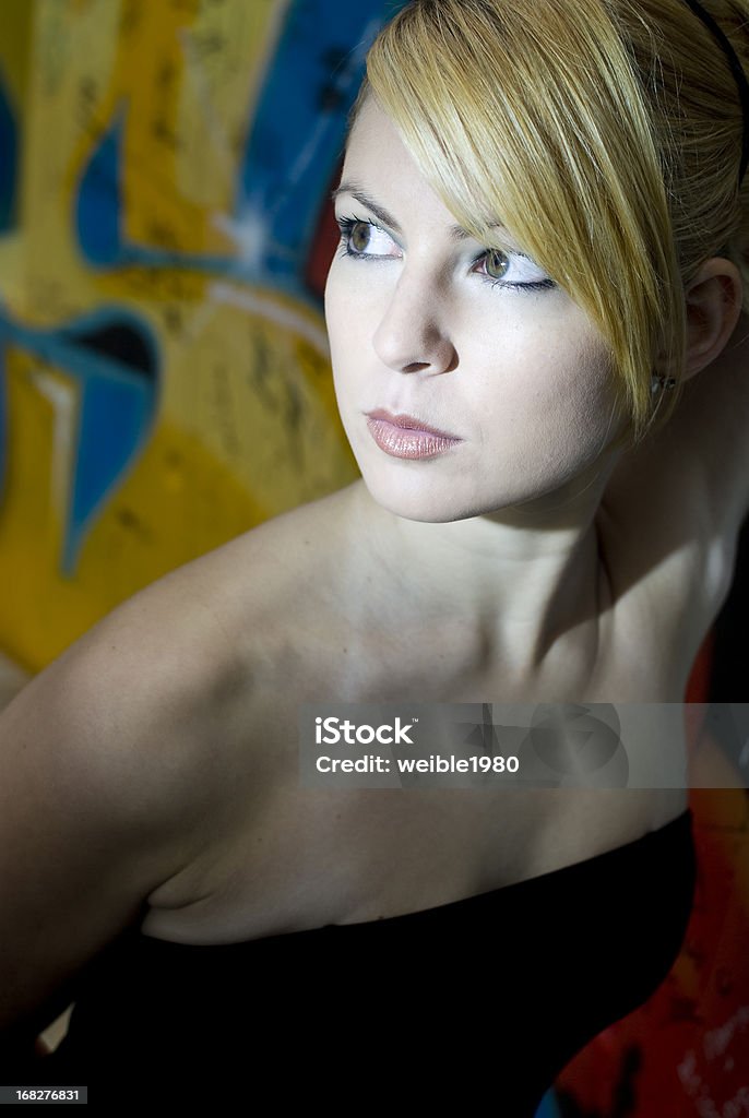 Jungen attraktiven blonden Frau mit schwarzem Kleid - Lizenzfrei Abstrakt Stock-Foto
