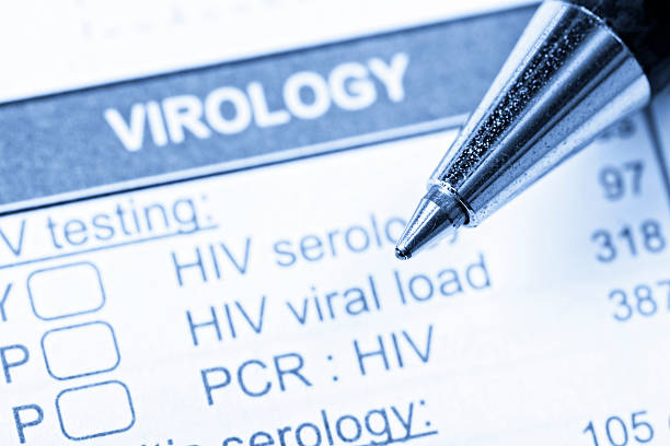 gros plan sur un stylo filant sur virology formulaire de commande du vih/sida tests - test du sida photos et images de collection