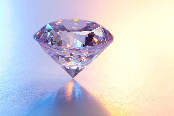 große diamanten auf reflektierende oberfläche - schmuckstein stock-fotos und bilder