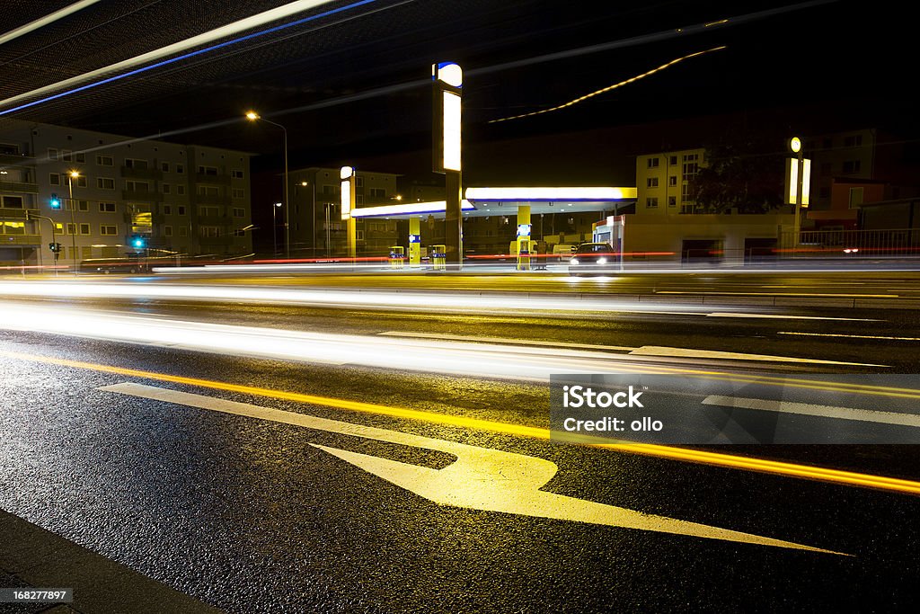 Circulation urbaine de nuit-Pose longue - Photo de Station-service libre de droits