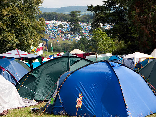 festival de musique de camping - glastonbury festival photos et images de collection