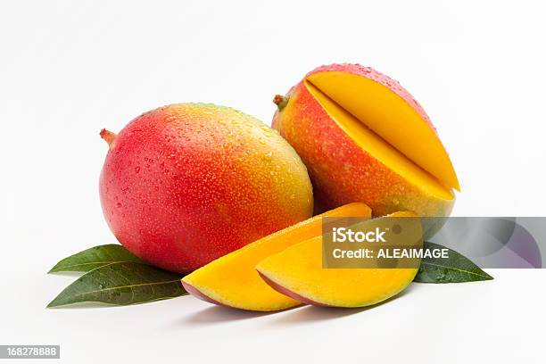 Mango Foto de stock y más banco de imágenes de Mango - Fruta tropical - Mango - Fruta tropical, Fruta, Fondo blanco