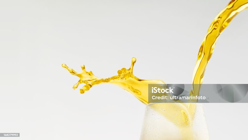 Spritzendes Wasser-Bier gießen in Glas - Lizenzfrei Bier Stock-Foto