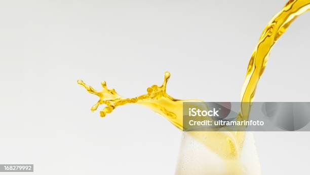 Spritzendes Wasserbier Gießen In Glas Stockfoto und mehr Bilder von Bier - Bier, Eingießen, Spritzendes Wasser