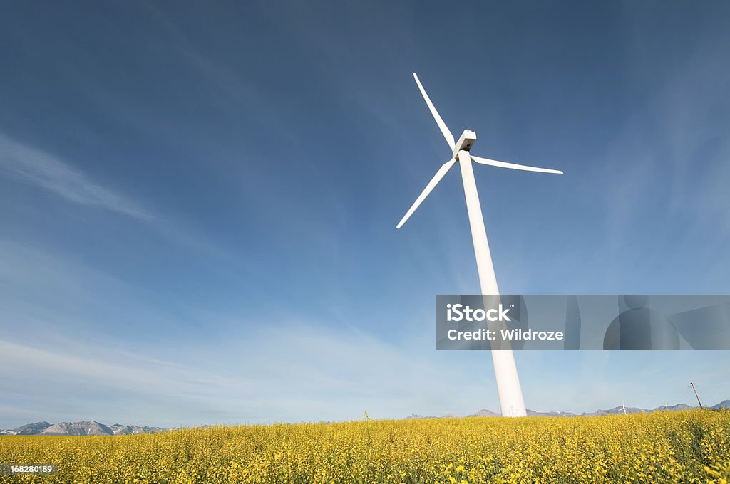 Turbina de viento con vista a las montañas - Foto de stock de Aerogenerador libre de derechos